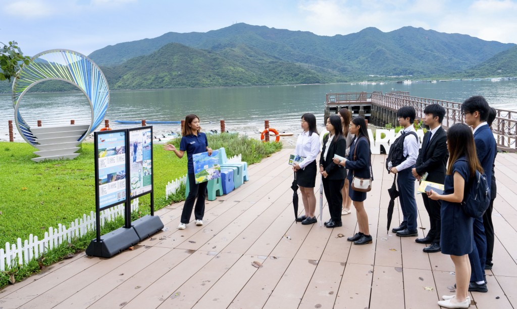 一眾得獎學生參觀由新地發展的「西沙綜合發展項目」。新地圖片