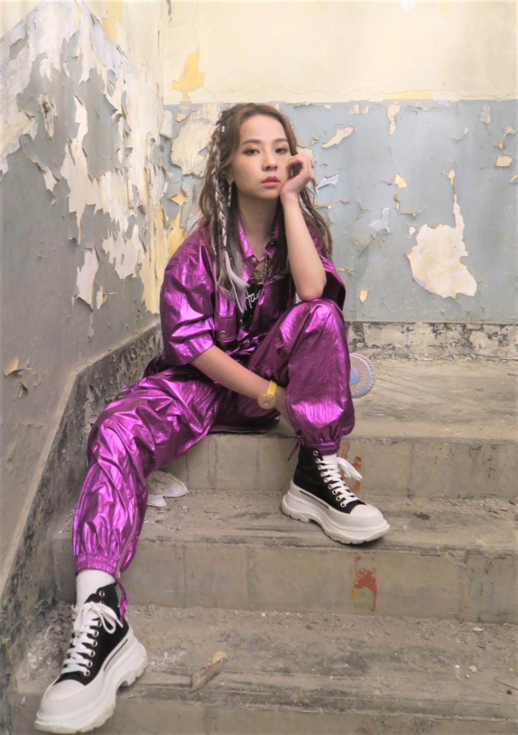 溦溦在《倔強》中首次唱Rap,配合歌曲帶點吶喊的情緒。