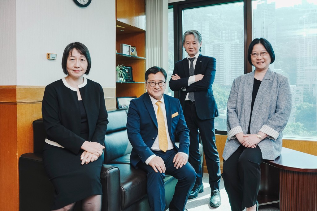 陳澤銘(左二)表示,署內同事都非常配合他的工作,與三位副署長合作無間。 陳澤銘(左二)表示,署內同事都非常配合他的工作,與三位副署長合作無間。