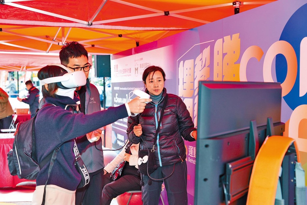 攤位提供VR遊戲治療及運動示範，吸引大批公眾參與。