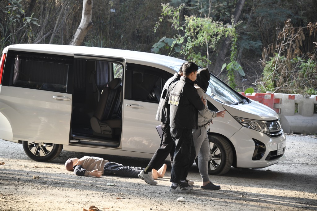 警員押疑犯到亦園路港深西部公路橋底重組案情。 警員押疑犯到亦園路港深西部公路橋底重組案情。