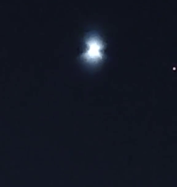 新疆UFO,飛行物分為上下兩個扇形,中間有一條很明顯的分隔線,在夜空的襯托下特別明亮。 新疆UFO,飛行物分為上下兩個扇形,中間有一條很明顯的分隔線,在夜空的襯托下特別明亮。