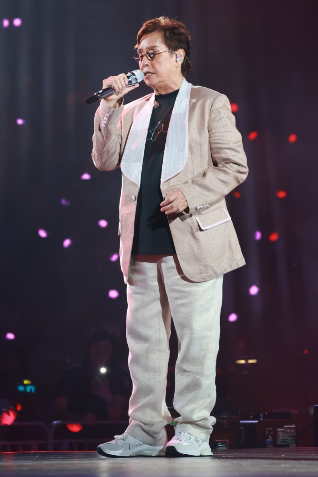 譚詠麟哽咽說：「有好歌迷支持者，仲支持多年，你哋實在太唔話得！」