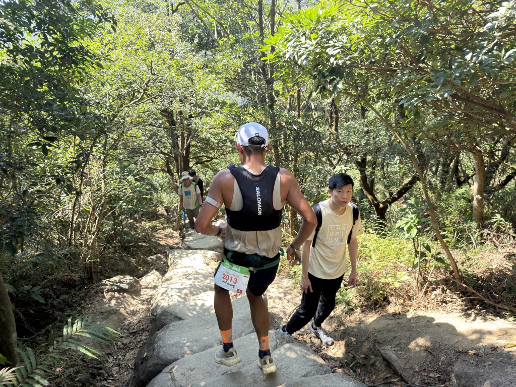 運動員經過狹窄的登山徑時,會與遊客「身貼身」擦身而過。 運動員經過狹窄的登山徑時,會與遊客「身貼身」擦身而過。