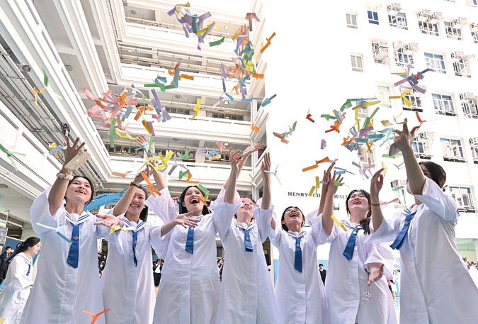 每年「畢業生祝福禮」均會大放紙蜻蜓，紙蜻蜓上寫滿全校師生對中六同學的祝福和鼓勵。