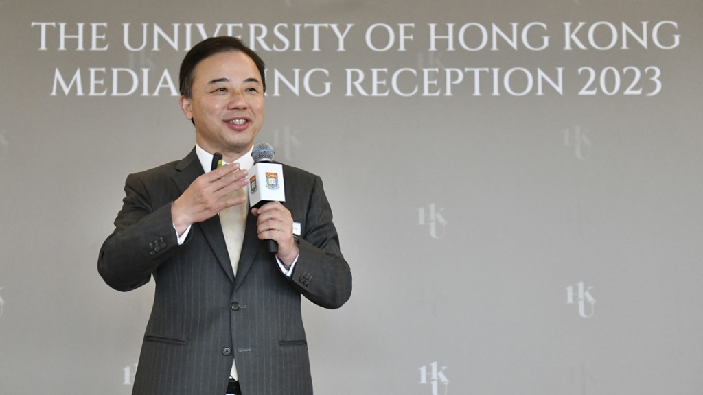 張翔指，港大成功招攬44名頂尖學府傑出學者。陳極彰攝