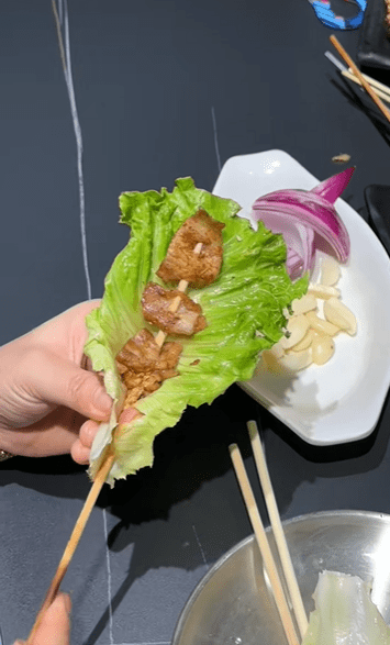 食“生菜包烤肉”，对于儿童、孕妇及免疫力较低人士是高危食法。 抖音