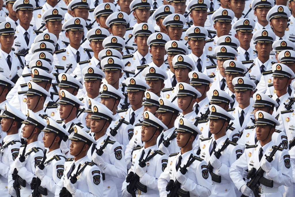 大閱兵上,各個方隊整齊步操,氣勢磅礡。美聯社 大閱兵上,各個方隊整齊步操,氣勢磅礡。美聯社