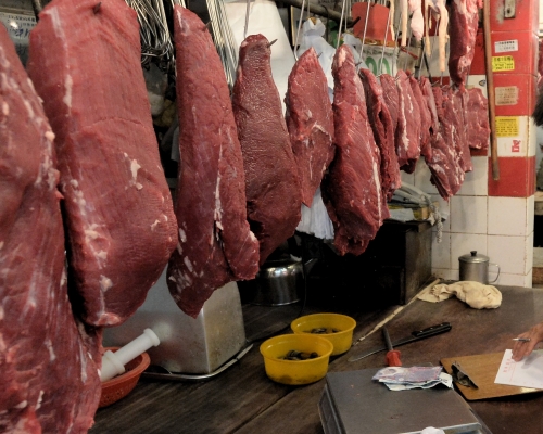 東涌逸東街市「恒豐牛肉」樣本驗出二氧化硫。資料圖片