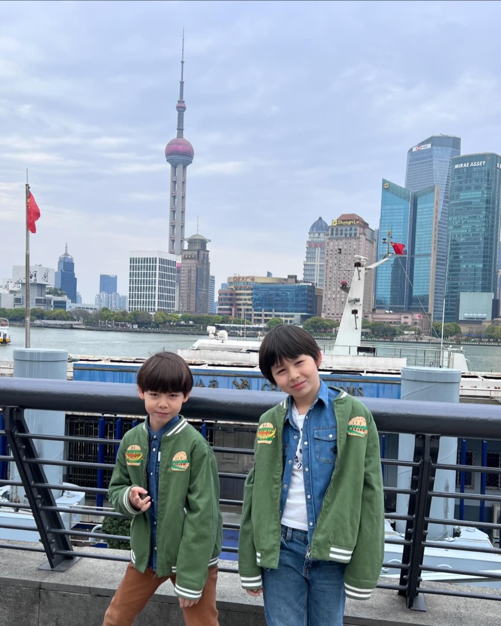 兩名兒子穿上兄弟裝在上海黃浦區打卡。
