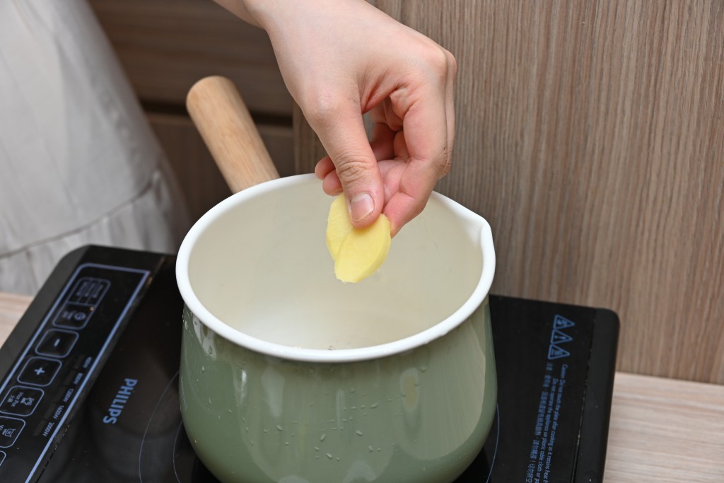 Step 3: 鍋內燒熱油，爆香薑片。 Heat oil in a pot. Saute the ginger slices until fragrant.