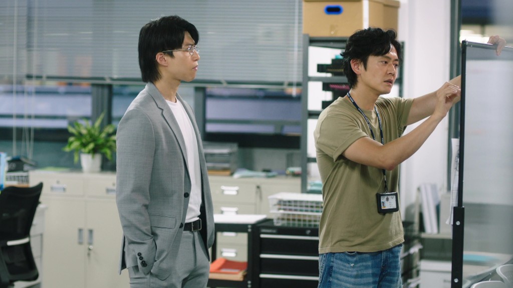 張振朗在劇中與他的「次人格」坤哥形影不離。 張振朗在劇中與他的「次人格」坤哥形影不離。