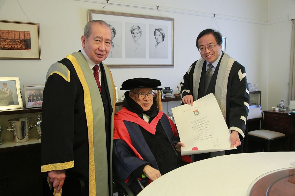 當年,香港大學副校監李國寶和校長徐立之拜訪余叔韶(中),並在他的寓所舉行簡單而隆重的儀式,完成大學給予余叔韶名譽博士學位的頒授程序。 資料圖片