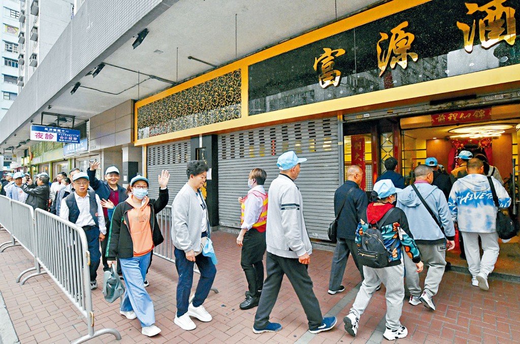 內地團團友落車即被安排進入圍欄內暢順地前往酒樓，街上未有人龍堵路。