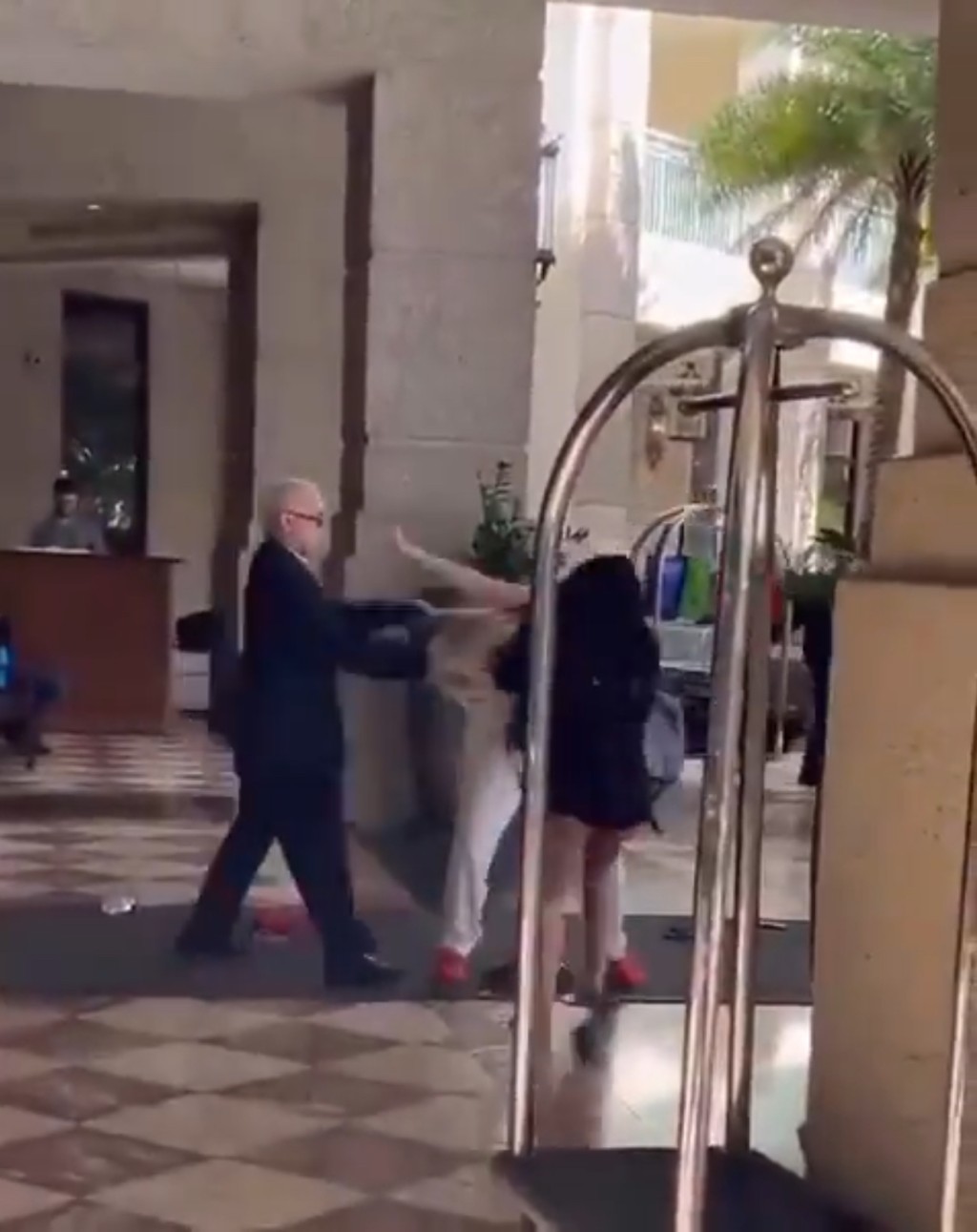 白裤tubetop女连挥多拳，酒店职员难以靠近。 X