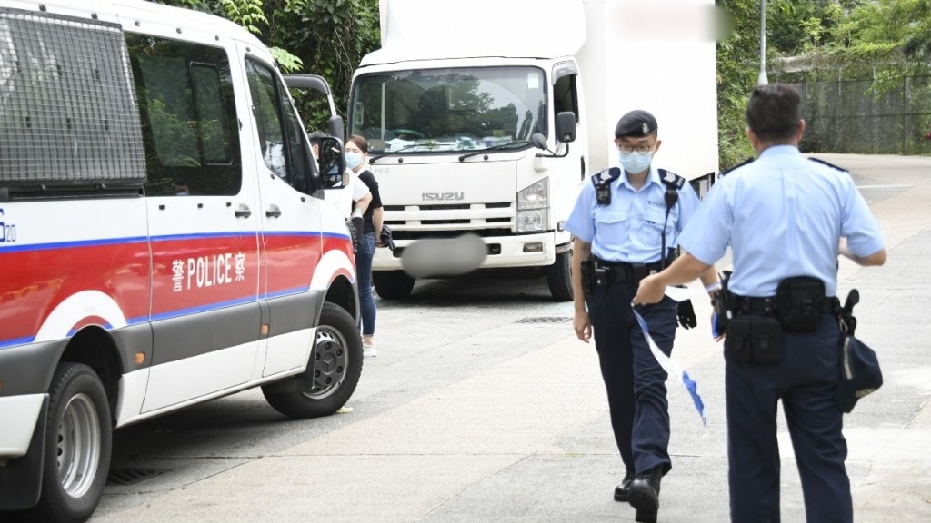 30多岁男子在货车内烧炭自杀身亡，警员封锁现场调查。杨伟亨摄