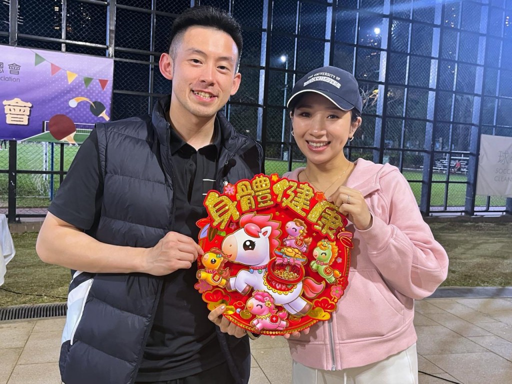 黃鎮廷同太太Stella祝大家馬年身體健康。徐嘉華攝 黃鎮廷同太太Stella祝大家馬年身體健康。徐嘉華攝