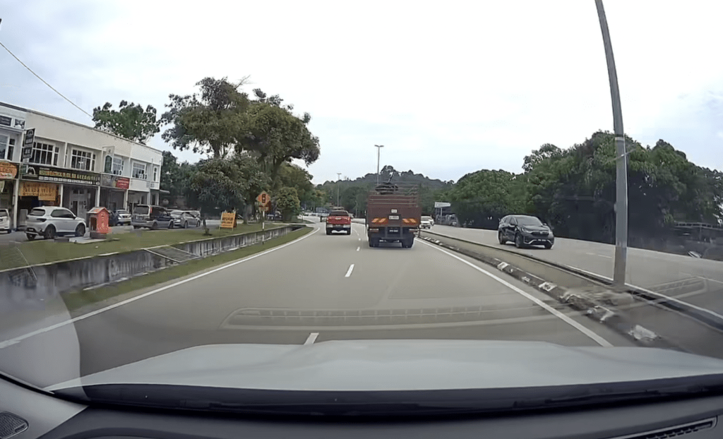 從車cam片畫面顯示,事件發生於5月30日下午1時許,當時車主在檳城某公路上行駛,前面是一架大貨車和一輛紅色四驅車。Facebook@Elfie Elfz 從車cam片畫面顯示,事件發生於5月30日下午1時許,當時車主在檳城某公路上行駛,前面是一架大貨車和一輛紅色四驅車。Facebook@Elfie Elfz