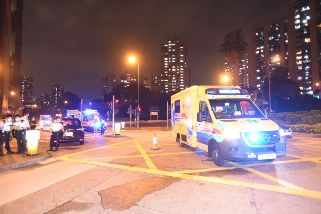 一輛救護車與私家車相撞。