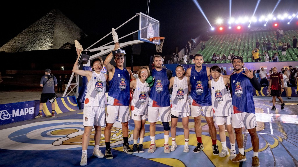 日本的G-Flow(白衫)及意大利的Not x Bolo by Night贏得Red Bull Half Court三人籃球賽世界總決賽女子組及男子組冠軍。公關提供圖片