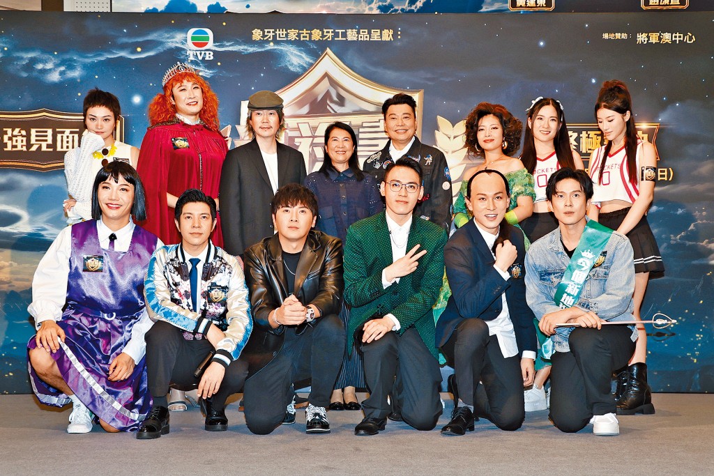 （后排左四）新鸿基地产（销售及租赁）代理有限公司董事钟秀莲女士，与《福禄寿训练学院》一众学员及主持合照。