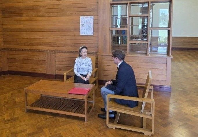 昂山素姬與紅十字會代表交談。路透社