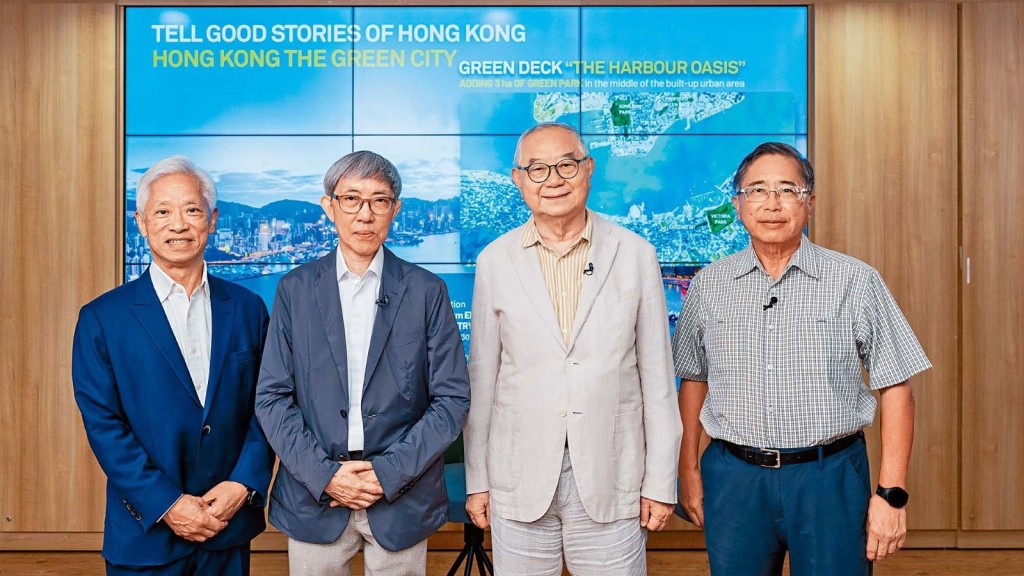 奧雅納工程顧問董事劉偉棠(左一)、嚴迅奇建築師事務所有限公司主持人嚴迅奇(左二)及前建築署署長余熾鏗(右一)與綠化平台項目總監雷震寰對談後,均認同綠化平台可為社區帶來多方面裨益。
