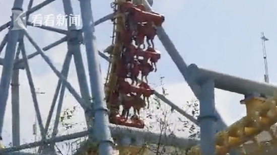 過山車停在半空遊客半天吊10分鐘。網圖