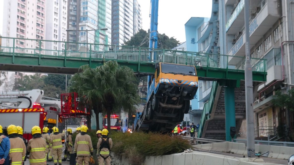 吊臂車車頭被升起。