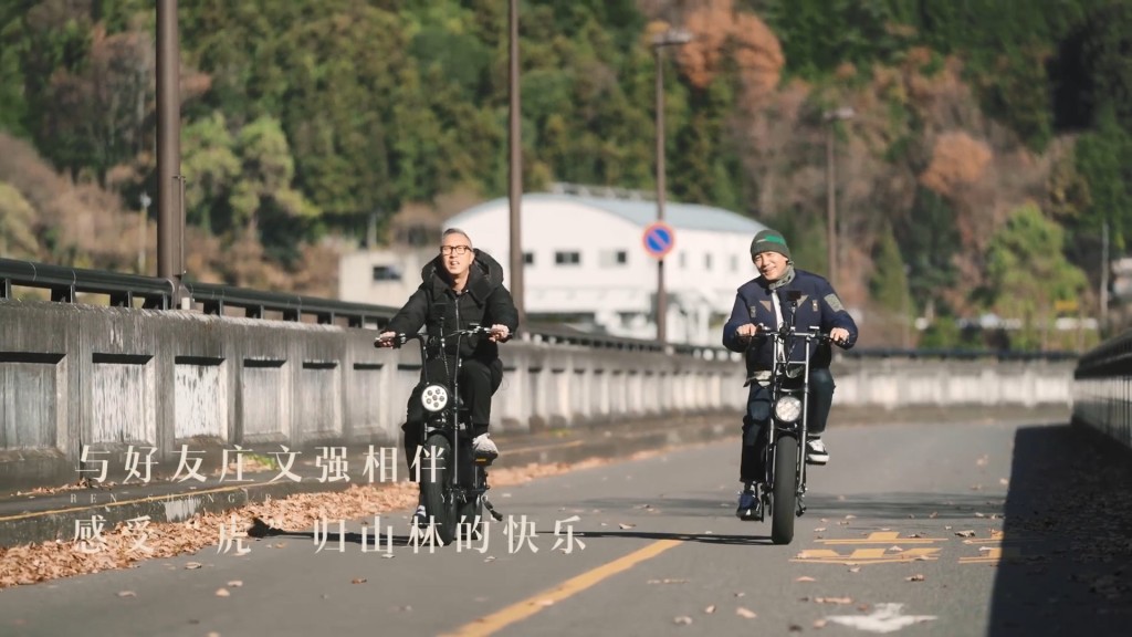 与好友庄文强导演一起踩自行车好写意！