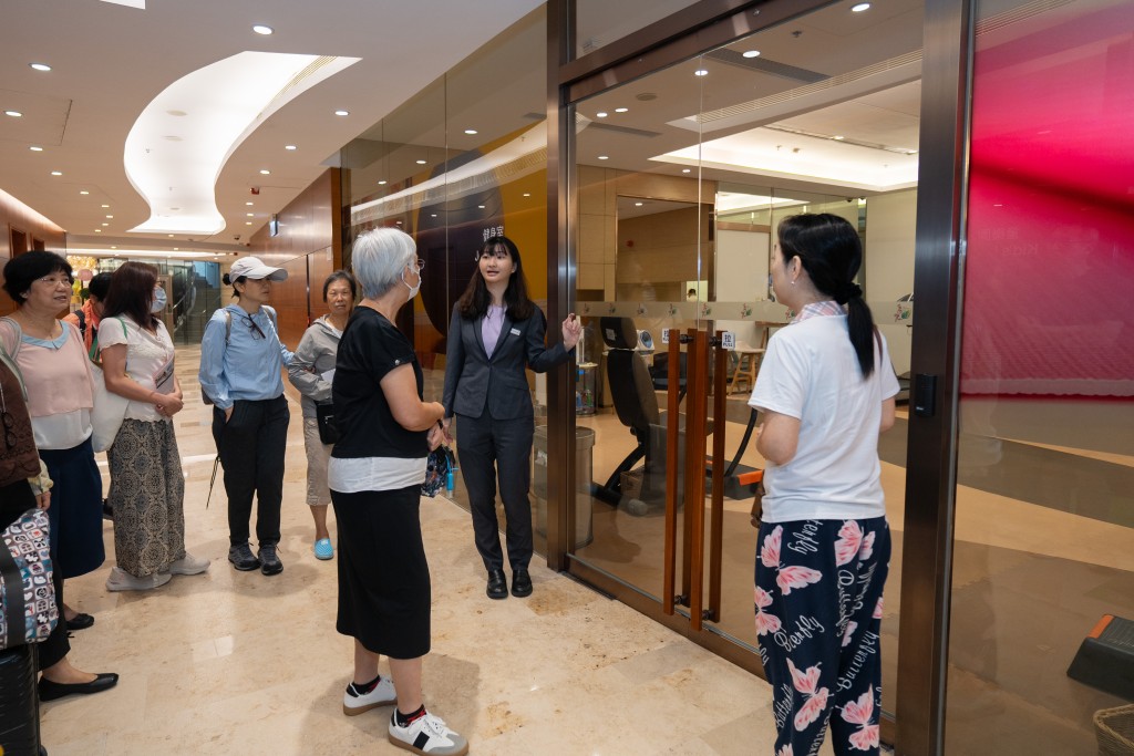 房協安排導賞團帶領參觀者親身體驗「雋悦」的會所設施。