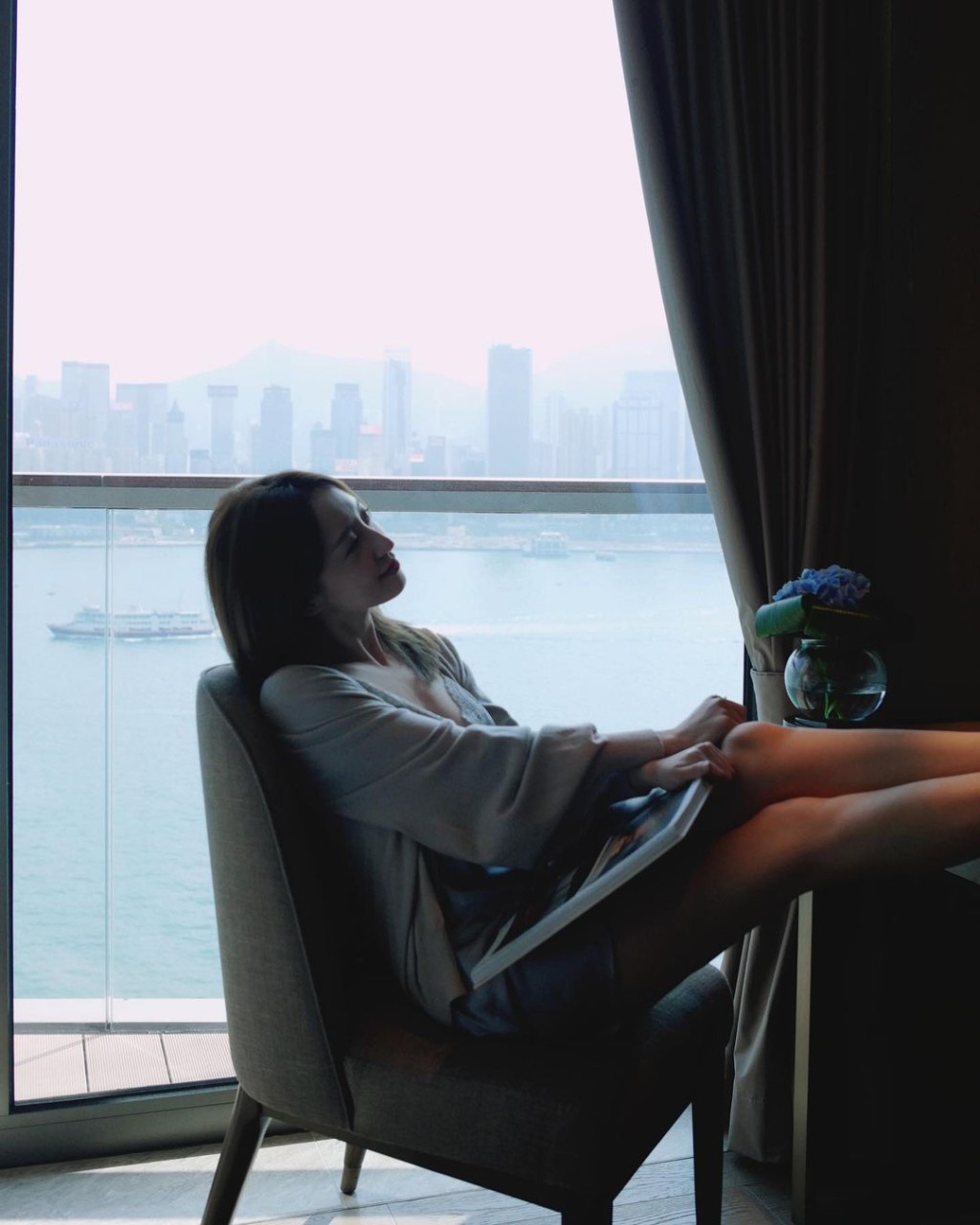 龔嘉欣悠閒的看書，不經意的流露性感。