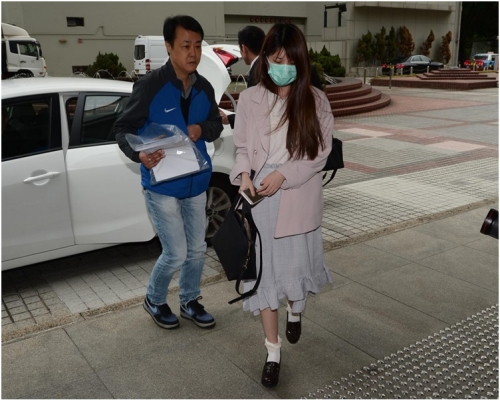 小草今日小草在質問下再度灑淚證人席。