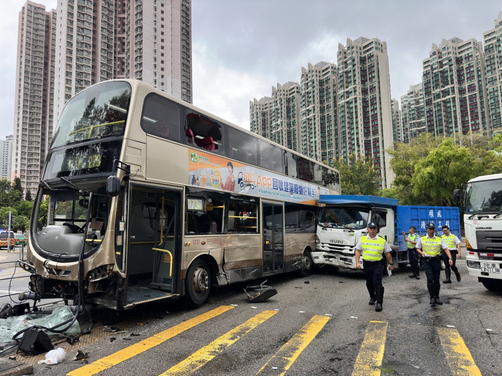 巴士左車身被攔腰撞及，上層車身遭鎅爛，車窗破爛。梁國峰攝