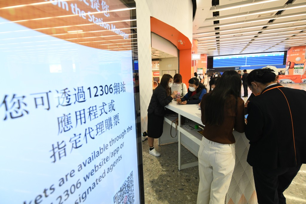 港鐵亦已推出更多視頻和宣傳教導市民如何使用手機程式購票。黃頌偉攝