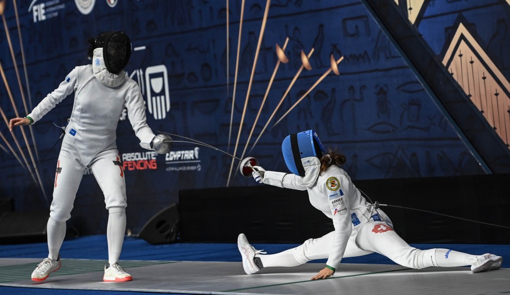 江旻憓(左) 于次圈惊险晋级。国际剑联facebook图片