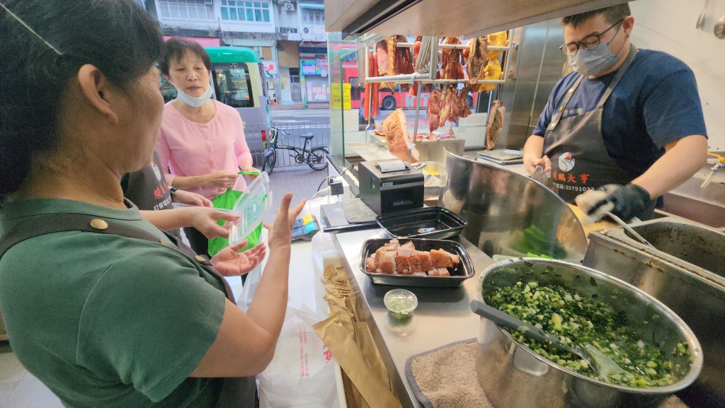在大埔廣福道經營燒臘店的周師傅指政府推行走塑政策前，已將外賣盒轉成膠兜。