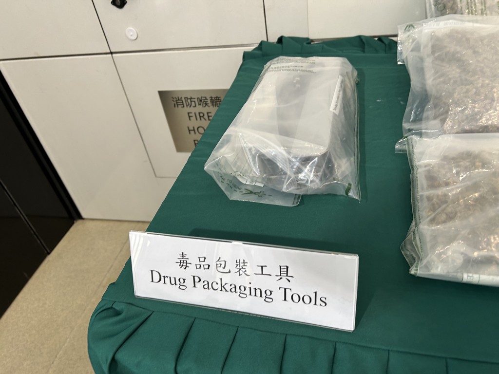 海關檢獲的大麻花,估計市值共約600萬元。曾志恒攝 海關檢獲的大麻花,估計市值共約600萬元。曾志恒攝