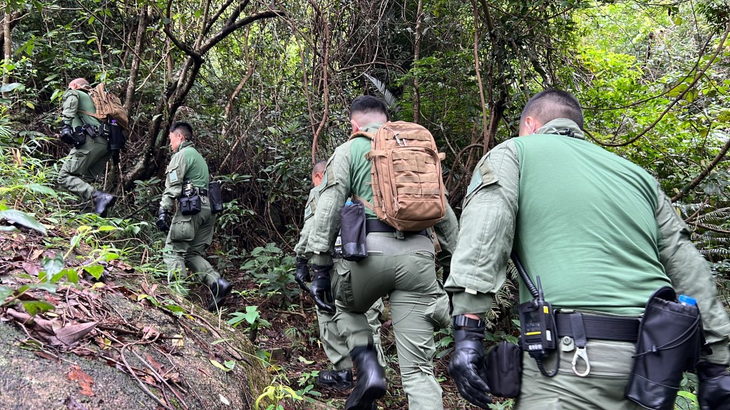 警方機動部隊帶同裝備上山搜索Matthew行蹤。