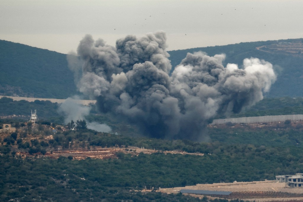 以军战机空袭黎巴嫩南部的真主党目标，以报复真主党向以色列北部发射火箭弹。路透社