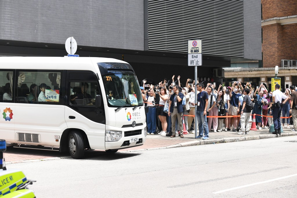 上午約11點半，代表團乘車離開校園。