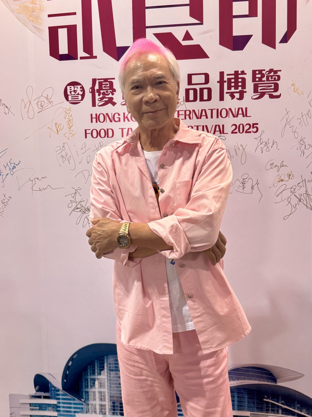 基哥以粉红色衫裤出活动，由头Pink到脚。