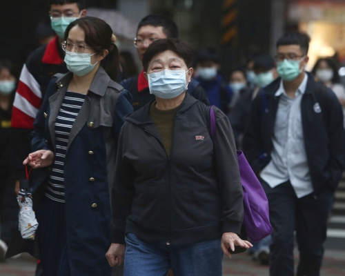 台灣民衆大多數外出都戴口罩防疫。AP