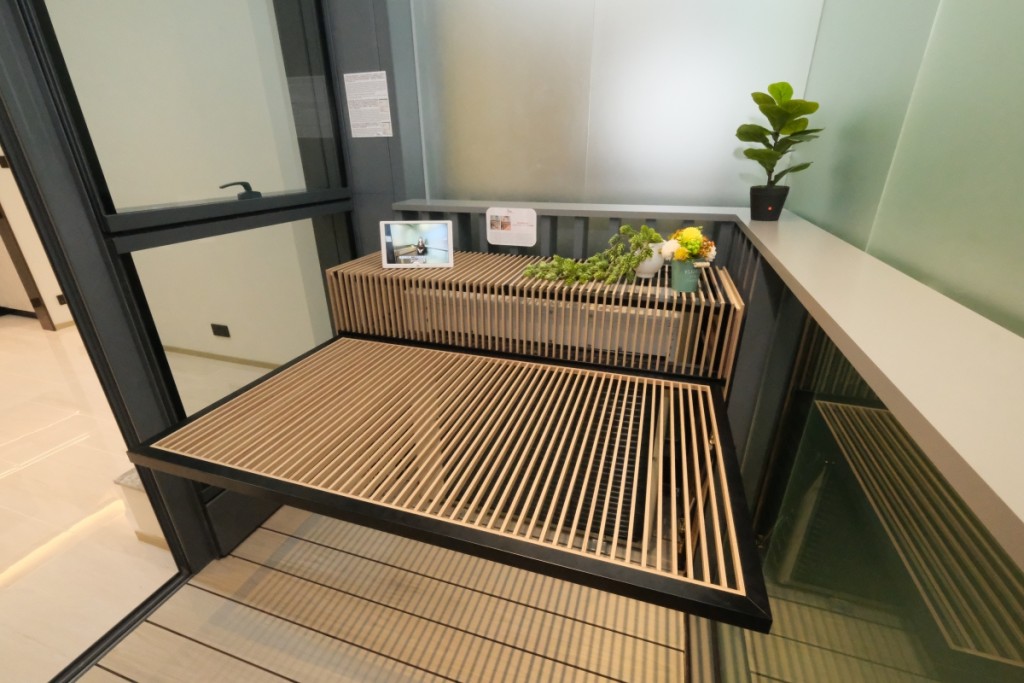 露台設特色冷氣機架，可作餐桌、晾衫架。（8樓G室）