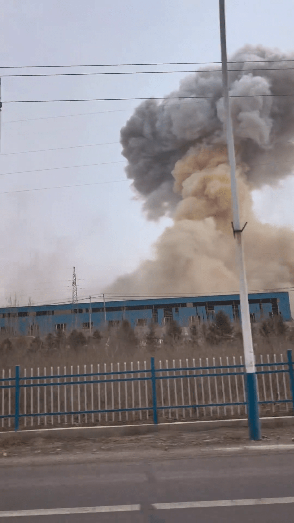 内蒙古一公司发生爆炸。 网片截图