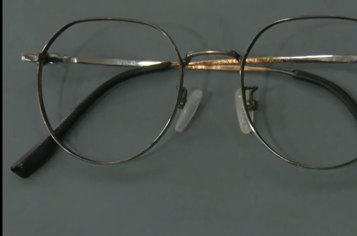 李女士認為兒子近視度數急升，與眼鏡鏡片被調轉安裝有關。大參考 