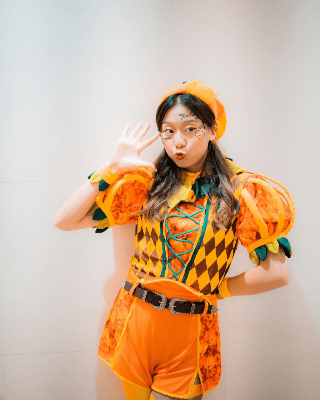 1號袁絲珩報稱是主題樂園演員。 1號袁絲珩報稱是主題樂園演員。