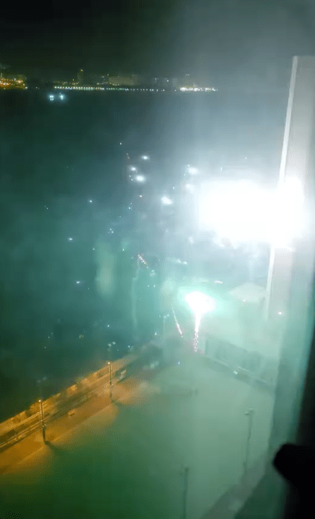 烟火燃亮夜空。网上截图