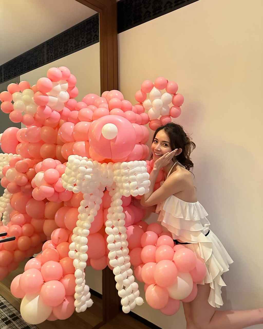 陳若思28歲生日，昨日（5日）她收到一個巨大的粉紅氣球熊仔。