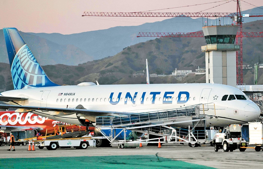 荷里活伯班克機場周一可見停泊的聯合航空客機，後方為控制塔。